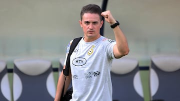 El fisioterapeuta espa?ol Carlos Lozano, durante un partido de la selecci¨®n de Ghana.