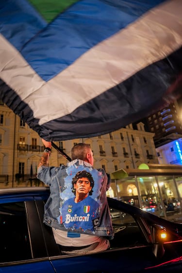 Aficionados del S. S. C. Napoli celebran por las calles de Nápoles la consecución del título de liga. De esta forma el conjunto italiano se proclamó campeón de la Serie A por cuarta vez en su historia.