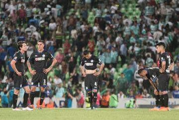 Jugadores de Cruz Azul se lamentan tras la derrota contra Santos en el TSM