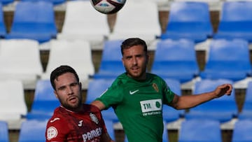 José Salinas coloca un centro al área en el duelo de pretemporada ante el Villarreal B.