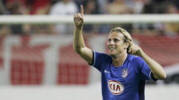 Diego Forlán celebra su gol contra el Gloria Bistrita.