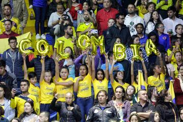 La Selección Colombia de voleibol detonó alegría en el Coliseo El Salitre al ganarle a Perú 3-0. El país sueña con un cupo a Tokio que se define contra Argentina.