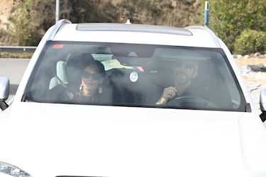 Roberto Leal y su mujer, Sara Rubio, llegan a la finca Prados Moros donde se celebrará el enlace de Ana Guerra y Víctor Elías.