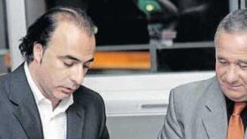 <b>ACUERDO. </b>Quique Pina y Carlos Marsá firmaron ayer el acuerdo para que el Ciudad de Murcia pase a ser Granada 74.