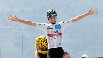 Pogacar celebra su triunfo en Peyragudes por delante de Vingegaard.