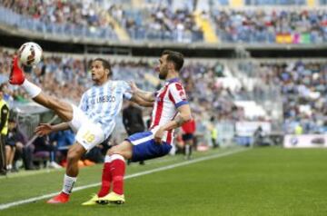 El defensa venezolano del Málaga Roberto José Rosales, lucha el balón con el defensa del Atlético de Madrid Jesús Gámez, durante el partido de la trigésimo primera jornada de Liga