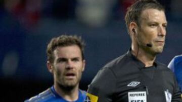 Mark Clattenburg y Juan Mata.