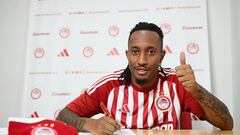 Gelson Martins firmando su contrato con Olympiacos