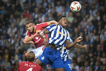 Porto (Portugal), 03/10/2024.- FC Porto's Samu Omorodion (R) in action against Manchester United's Noussair Mazraoui during the UEFA Europa League soccer match between FC Porto and Manchester United, in Porto, Portugal, 03 October 2024. EFE/EPA/FERNANDO VELUDO
