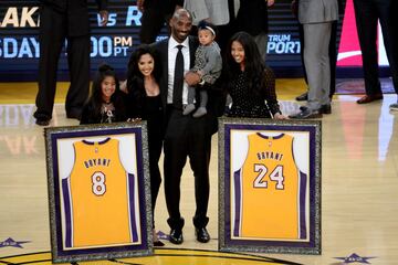 El 18 de diciembre de 2017, Los Angeles Lakers retiraron los dos dorsales que vistió en su carrera. Vivió el acontecimiento rodeado de su familia. 
 