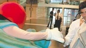 <b>EUROCOPA PASADA.</b> Reyes aterrizó en Las Palmas dos horas más tarde que el resto. Tras el disgusto que le supuso quedarse fuera de la Eurocopa, el extremo regresa a la Selección como una estrella confirmada en Inglaterra.