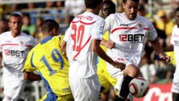 <b>GRIS. </b>Cigarini trata de controlar un balón en presencia de su compañero José Carlos.