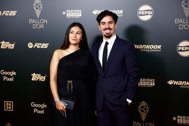 Vitinha del París  Saint Germain con su pareja Tatiana Rendeiro.