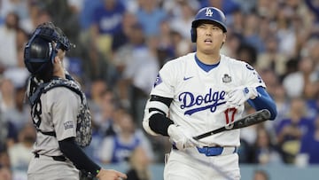 Los Angeles (United States), 26/10/2024.- Los Angeles Dodgers designated hitter Shohei Ohtani (R) reacts after hitting his hand after pitches from New York Yankees pitcher Carlos Rodón during third inning of the Major League Baseball (MLB) World Series game two between the American League Champion New York Yankees and the National League Champion Los Angeles Dodgers in Los Angeles, California, USA, 26 October 2024. The World Series is the best-of-seven games. (Nueva York) EFE/EPA/ALLISON DINNER
