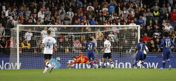 Carlos Soler anotó el 0-1.