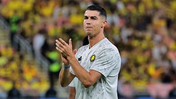 Soccer Football - Saudi Pro League - Al Ittihad v Al Nassr - King Abdullah Sport City Stadium, Jeddah, Saudi Arabia - September 26, 2025 Al Nassr's Cristiano Ronaldo applauds fans during the warm up before the match REUTERS/Stringer