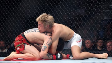 LAS VEGAS, NEVADA - DECEMBER 06: Tatsuro Taira of Japan (R) fights against Brandon Moreno of Mexico in a flyweight bout during UFC 323 at T-Mobile Arena on December 06, 2025 in Las Vegas, Nevada. Ian Maule/Getty Images/AFP (Photo by Ian Maule / GETTY IMAGES NORTH AMERICA / Getty Images via AFP)