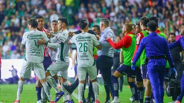 Referee Oscar Mejia shows red card to Oscar Garcia head coach of Guadalajara during the 4th round match between Leon and Guadalajara as part of the Liga BBVA MX, Torneo Clausura 2025 at Nou Camp Stadium, on January 28, 2025 in Leon, Guanajuato, Mexico.