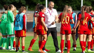 Pedro L&oacute;pez y sus jugadoras celebran el &uacute;ltimo triunfo.