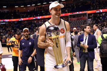 Mario Hezonja posa con el trofeo de la Copa del Rey.