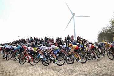 El grupo de ciclistas recorre un sector de adoquines.