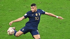 Lusail (Qatar), 18/12/2022.- Kylian Mbappe of France scores the 2-2 goal during the FIFA World Cup 2022 Final between Argentina and France at Lusail stadium, Lusail, Qatar, 18 December 2022. (Mundial de Fútbol, Francia, Estados Unidos, Catar) EFE/EPA/Noushad Thekkayil
