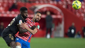 Umtiti, con Yangel Herrera en Los Cármenes.