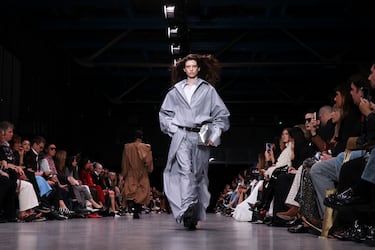 Una modelo desfila por la pasarela durante el desfile de Stella McCartney Womenswear Primavera/Verano 2026, en el marco de la Semana de la Moda de París, el 30 de septiembre de 2025 en París, Francia.