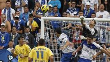 <b>ESTRATEGIA. </b>Casi todo el peligro creado por ambos conjuntos llegó por medio de faltas cerca del área y de saques de esquina, donde los metas tuvieron demasiado trabajo.