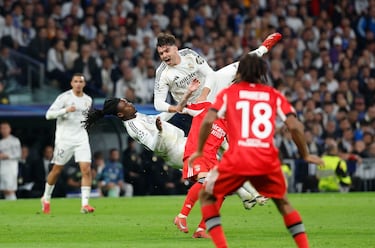 Tremendo susto tras el choque entre Eduardo Camavinga y Raúl Asencio. El defensa central se lleva la peor parte. Fue atendido por los servicios médicos que, tras colocarle un collarín es retirado en camilla. El árbitro aplicaba el protocolo para los golpes en la cabeza.