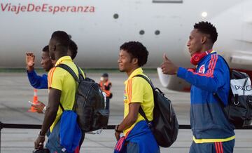 Jefferson Lerma, Dávinson Sánchez, Juan Guillermo Cuadrado y Yerry Mina, van camino al avión y saludan a la prensa y los aficionados.