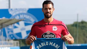 Pablo Mar&iacute;, posando con su nueva camiseta.