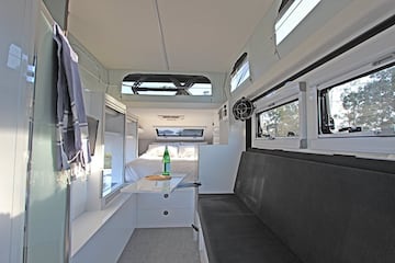 La practicidad y la ergonom¨ªa de este remolque son ¨²nicos en su especie. Cada mil¨ªmetro cuadrado es aprovechado con cajones y gadgets para que no te falte de nada. Adem¨¢s incluye un sistema digital para controlar todas las prestaciones el¨¦ctricas tales co