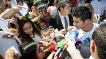 A James le operan hoy: se pierde derbi, Schalke y Clásico