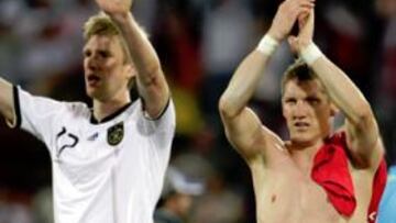 <b>UNIDOS TRAS LA VICTORIA. </b>Los jugadores alemanes celebraron el triunfo al final del partido con la afición que había en las gradas.