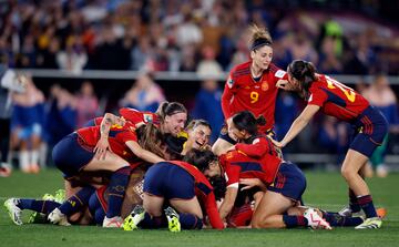 Las jugadoras celebran el primer Mundial de Fútbol Femenino para la selección española. 