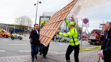 One of Copenhagen's most historic buildings was engulfed in flames on Tuesday, but in a moving display, citizens helped remove old pieces of art.