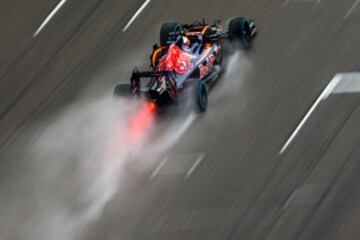 Carlos Sainz bajo la lluvia en la clasificación del GP de China.