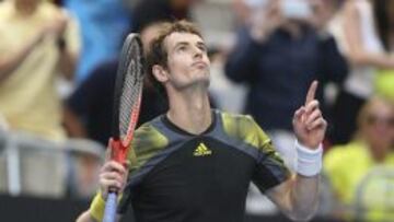 El tenista brit&aacute;nico Andy Murray celebra su victoria ante el franc&eacute;s Gilles Simon durante su encuentro de la cuarta ronda del Abierto de Australia.
