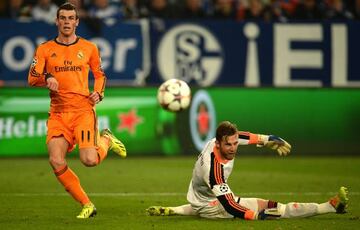 Gareth Bale anota su segundo en la ida de octavos de final de la Champions de 2014 en el campo del Schalke.