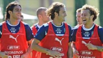 Aquilani, Gilardino y Diamanti bromean durante el entrenamiento de la selecci&oacute;n italiana de f&uacute;tbol.