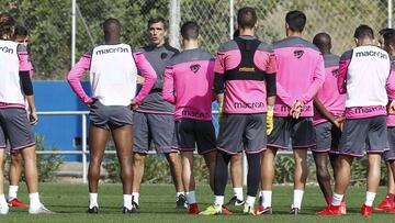 Muñiz da la charla en el entrenamiento de ayer del Levante.