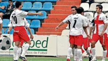 <b>ALEGRÍA. </b>Los jugadores del Huesca celebran el gol de Ramón mientras que la afición local no ocultaba la tristeza.