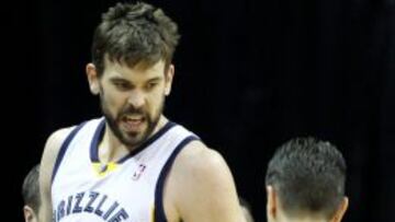 Marc Gasol discute con el árbitro.