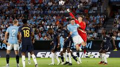 Kepa, portero del Real Madrid, despeja el balón en la jugada del gol anulado al Celta.