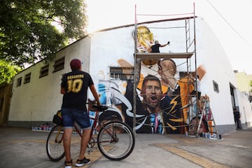 Está situado en el barrio de Palermo, en Buenos Aires. La obra, de unos seis metros de alto y cinco de ancho, ha sido realizada por el artista Maximiliano Bagnasco. En el mural aparece Messi levantando la Copa del Mundo junto al Dibu Martínez, Paulo Dybala y Rodrigo De Paul.