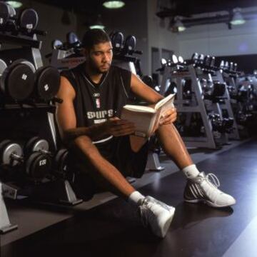 Tim Duncan leyendo un libro en el gimnasio