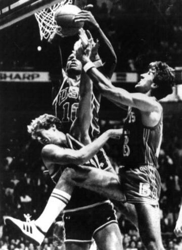 El Mundial de Colombia del 82 sirvi¨® como escenario para el primer triunfo de nuestra Selecci¨®n ante los Estados Unidos, que aunque no llevaban a las estrellas de la NBA, ten¨ªan equipos potentes con estrellas universitarias que luego har¨ªan carrera en la liga americana. El resultado, 109-99. Finalmente Espa?a ser¨ªa cuarta en aquel Mundial.