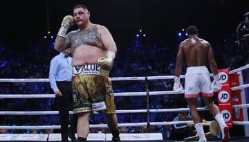 Andy Ruiz y Anthony Joshua se van a la esquina tras un asalto.