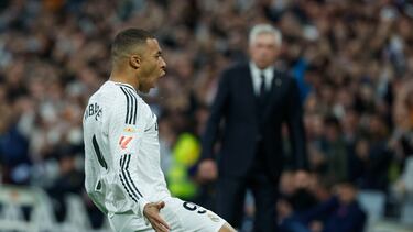 Kylian Mbappé celebra la consecución del 1-0 del conjunto blanco durante el partido de LaLiga entre el Real Madrid y el Sevilla, este domingo en el estadio Santiago Bernabéu.